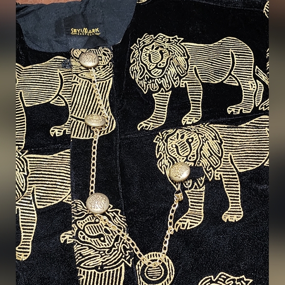 Seyimark Elegant Black and Gold Lion Print Men's Top - Picture 3 of 12